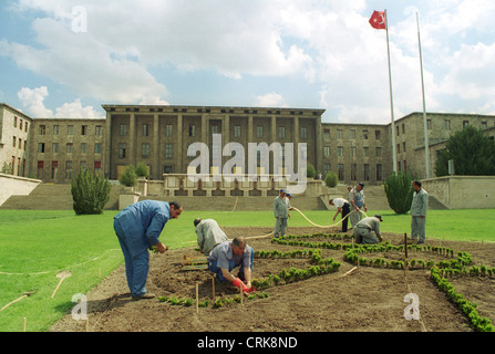 Gärtner bei der Arbeit vor dem türkischen Parlament Stockfoto