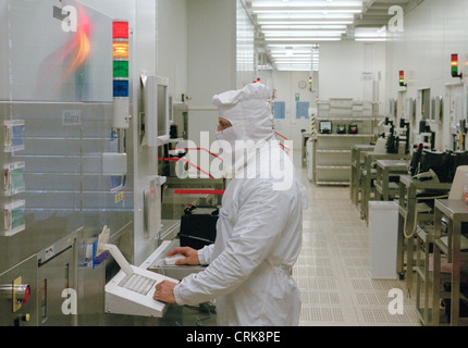 Mitarbeiter im Reinraum für Mikrochip-Herstellung Stockfoto