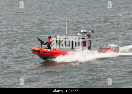 US Küstenwache-Patrouillenboot auf New York Harbor NY USA Stockfoto