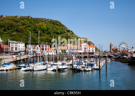 Yachten im Hafen unter dem Burgberg Scarborough North Yorkshire England Stockfoto