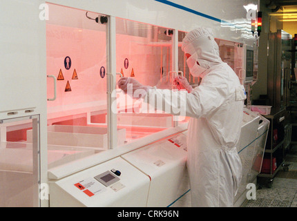 Mitarbeiter im Schutzanzug in den Reinraum bei Infineon Stockfoto