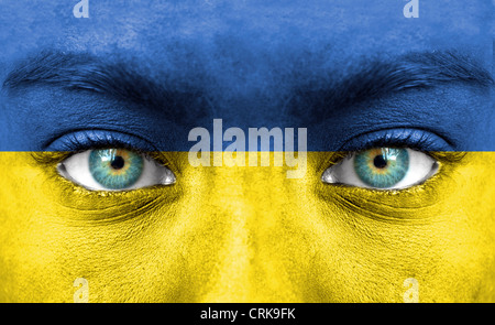 Menschliches Gesicht gemalt mit Flagge der Ukraine Stockfoto