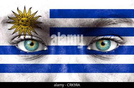 Menschliches Gesicht gemalt mit Flagge von Uruguay Stockfoto