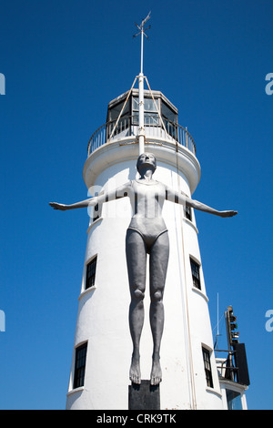 Das Tauchen Belle Skulptur und den Leuchtturm auf Vincents Pier Scarborough North Yorkshire England Stockfoto