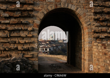 Eingang Tor, mittelalterliche Festung Zarewez, Veliko Tarnovo, Bulgarien Stockfoto