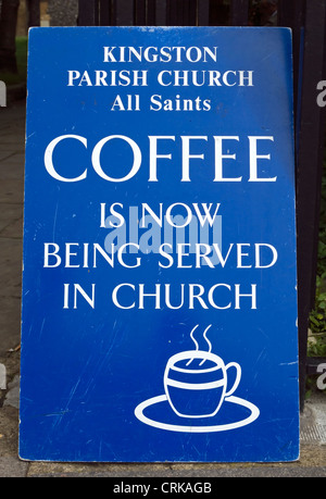 jetzt Kaffee in Kirche Zeichen überhaupt der Heiligen Kirche, Kingston nach Themse, Surrey, england Stockfoto