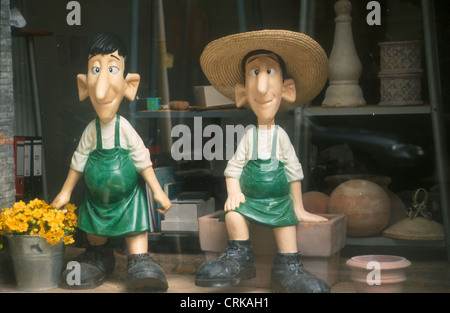 Gaertner Comic-Figuren in den Blumenladen in Berlin Stockfoto