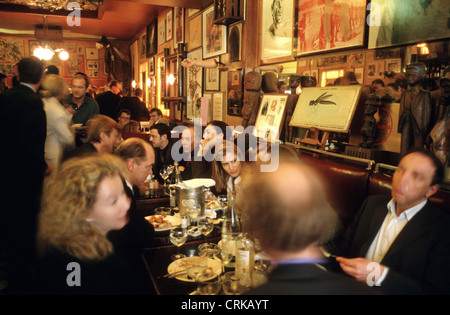 Gäste sprechen in der Paris Bar Stockfoto