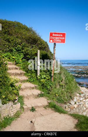 Hüten Sie sich vor gefährlichen Klippen Zeichen auf dem Weg von Cleveland an Scalby Mühlen Scarborough North Yorkshire England Stockfoto