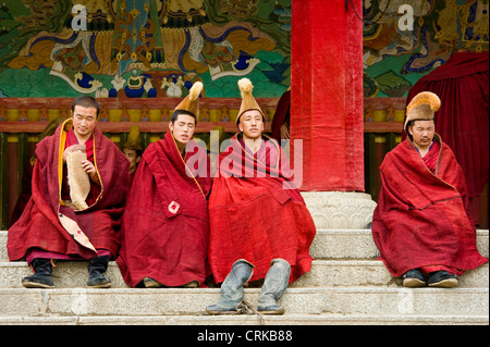 Tibetisch-buddhistischen Mönchen (Geluk oder gelben Hut) außerhalb der Prunksaal Sutra des Klosters Labrang vor dem Schlafengehen im Gebet. Stockfoto