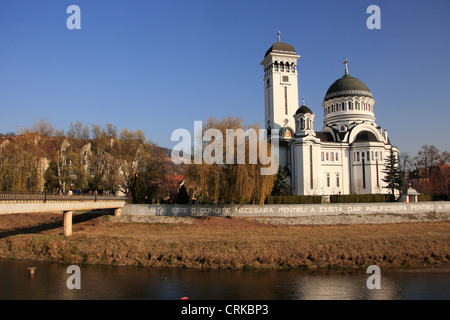 Heiligen Dreifaltigkeit orthodoxe Kathedrale und Tarnava Mare Fluss, Sighisoara, Rumänien Stockfoto