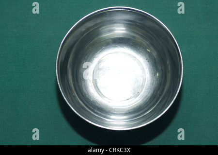 Eine wiederverwendbare Edelstahl Schüssel verwendet in medizinischen und chirurgischen Stationen empfangen verschmutzte Dressing und andere medizinische Abfälle. Stockfoto