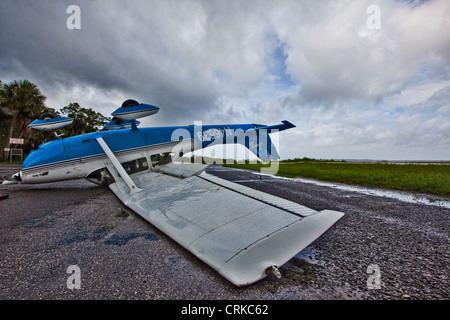 Flugzeug auf den Kopf gekippt auf dem Rollfeld während tropischer Sturm Debby am George T Lewis Flughafen in Cedar Key Florida Stockfoto