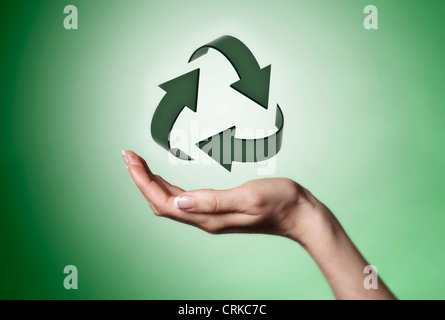 Hand, die Recycling-symbol Stockfoto