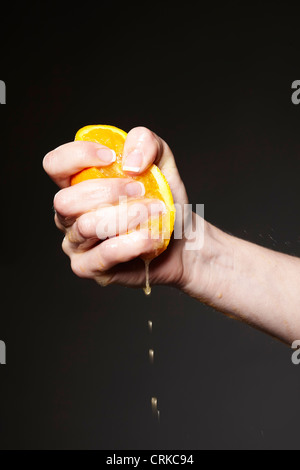 Hand drückte orange Stockfoto