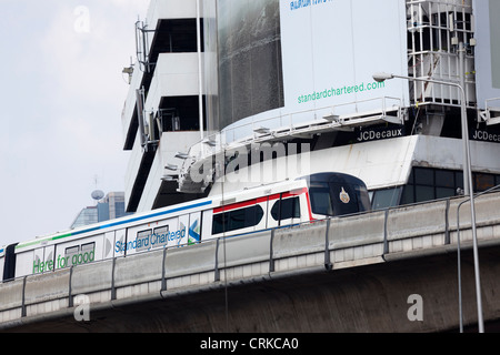 Die Bangkok-Schiene basiert Nahverkehrssystem oder Sky train, bietet schnelle und bequeme Fahrten durch das Zentrum von Bangkok (Thailand). Stockfoto