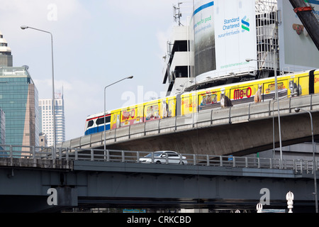 Die Bangkok-Schiene basiert Nahverkehrssystem oder Sky train, bietet schnelle und bequeme Fahrten durch das Zentrum von Bangkok (Thailand). Stockfoto