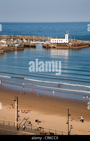 South Sands und dem Leuchtturm von der Klippe Scarborough North Yorkshire England Stockfoto