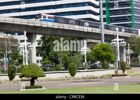 Die Bangkok-Schiene basiert Nahverkehrssystem oder Sky train, bietet schnelle und bequeme Fahrten durch das Zentrum von Bangkok (Thailand). Stockfoto