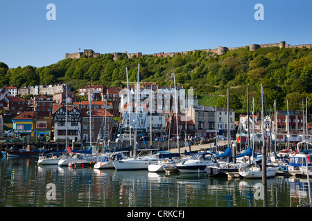 Yachten im Hafen unter dem Burgberg Scarborough North Yorkshire England Stockfoto