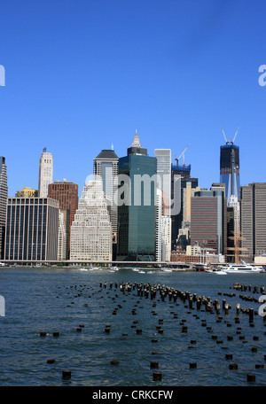 Lower Manhattan Skyline entlang des East River Stockfoto