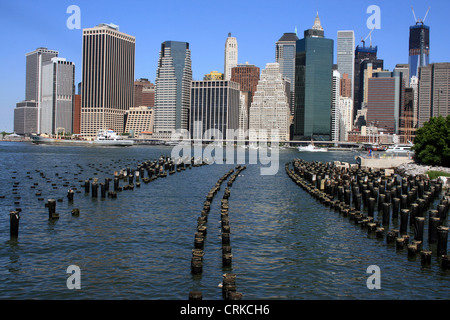 Lower Manhattan Skyline entlang des East River Stockfoto