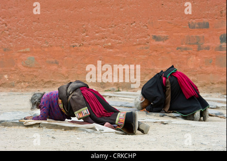 2 ältere weibliche chinesische buddhistisch Pilger in Erschöpfung bei der die Klosteranlage Labrang in Xiahe. Stockfoto