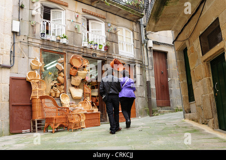 Traditionelle Weidenkörbe in Rua Cesteiros. Die Innenstadt von Vigo, Galizien, Spanien. Stockfoto