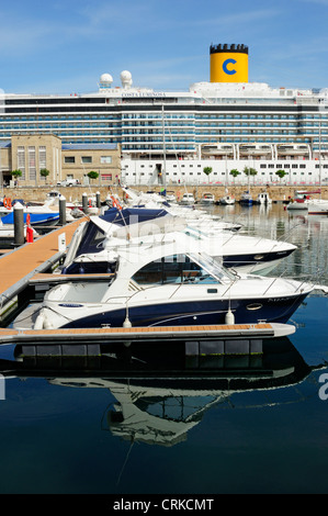 Das Kreuzfahrtschiff Costa Luminosa gebunden zu den Docks. Vigo, Galizien, Spanien. Stockfoto