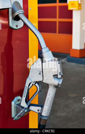 Nahaufnahme der Zapfsäule an restaurierten Retro-Tankstelle in der Innenstadt von Aberdeen, Washington. Stockfoto