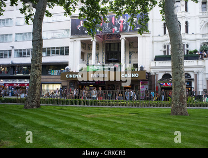 Das Empire-Kino von Leicester Square Gardens, kurz nachdem die Gärten im Jahr 2012 renoviert wurden Stockfoto