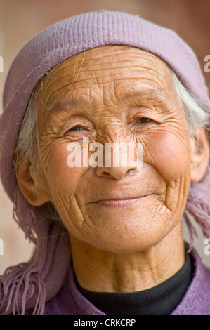 Ein Porträt einer lächelnden ältere chinesische Dame, die an die Bingling Grotten arbeitet. Stockfoto
