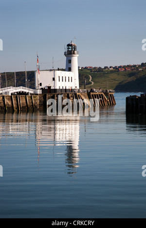 Der Leuchtturm im Hafen Scarborough North Yorkshire England reflektiert Stockfoto