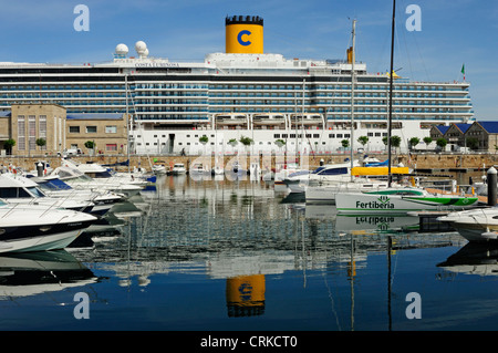 Das Kreuzfahrtschiff Costa Luminosa gebunden zu den Docks. Vigo, Galizien, Spanien. Stockfoto