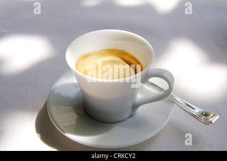 Frischer Espresso Kaffee in weißen Tasse und Untertasse auf weißes Tischtuch. Stockfoto