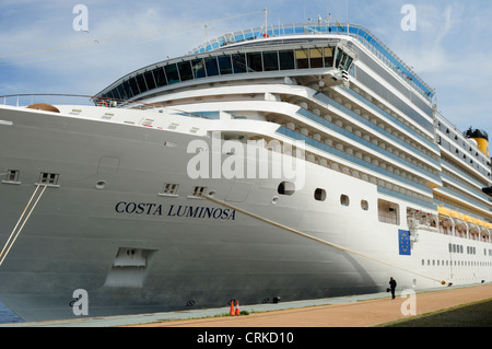 Das Kreuzfahrtschiff Costa Luminosa gebunden zu den Docks. Vigo, Galizien, Spanien. Stockfoto