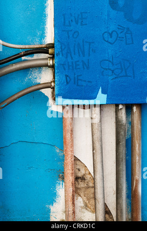 Elektrokasten an einer Wand in einer Gasse befestigt ist mit Graffiti in der Innenstadt von Aberdeen, Washington gemalt. Stockfoto