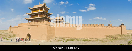 Eine 3 Bild Panorama Masche der Jiayuguan Pass Turm und Huiji Tür auf der westlichen Seite der Guan Stadt Jiayuguan. Stockfoto