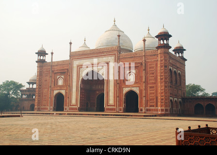 Moschee oder Masjid, gebaut aus rotem Sandstein und Marmor westlich von Taj Mahal, Agra, Uttar Pradesh, Indien Stockfoto