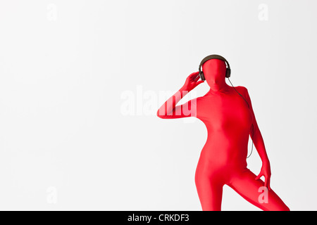 Frau im Body mit Kopfhörern Stockfoto