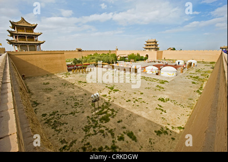 Ritterturniere Bereich der Guan Stadt Jiayuguan genommen aus dem Süden west Ecke mit der Guanghua Turm rechts und Rouyuan Towe Stockfoto