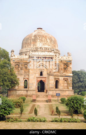 Sheesh Gumbad (verglaste Kuppel oder Glaskuppel). Das Mausoleum wurde um 1500 n. Chr. erbaut. Stockfoto