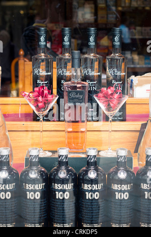 Detail der Schaufenster mit angezeigten Flaschen Alkohol. Gibraltar, Großbritannien. Stockfoto