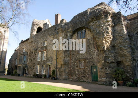 An der Westfront der ursprünglichen Abtei Bury St Edmunds ist ein blockierter Bogen zu sehen, der einst das Haupteingangstor zur Abtei in Bury St Edmunds, Brit, war Stockfoto