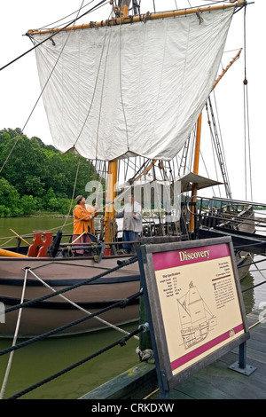 Historische Dolmetscher verkleidet als 17. Jahrhundert Seeleuten das Leben an Bord der "Entdeckung" Jamestown-Siedlung in der Nähe von Williamsburg in Virginia, USA nachspielen. Stockfoto