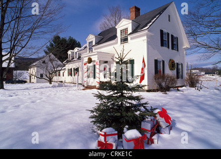 Das historische 1824 House Inn ist eine malerische Bed &amp; Breakfast-Unterkunft mit einer ländlichen Umgebung in der Mad River Valley in Waitsfield in Vermont, USA. Stockfoto