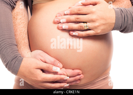 Nahaufnahme von männlichen und weiblichen Händen berühren schöne schwangeren Bauch. Stockfoto