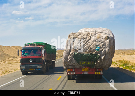 Schwer beladener Lkw, wo die Last verlagert hat an der G30 Lianhuo Expressway in China unterwegs. Stockfoto