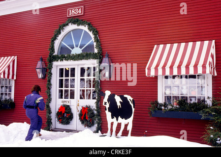 Ein Winter-Besucher betritt The Store, eine beliebte Speisen und Geschirr-Geschenk-Shop in das ehemalige 1834 Methodist Versammlungshaus in Waitsfield, Vermont, USA. Stockfoto