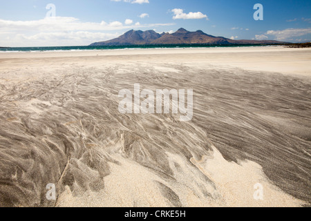 Die Bucht von Laig am Cleadale auf der Insel Eigg, mit Blick auf die Isle of Rum, Scotland, UK. Stockfoto